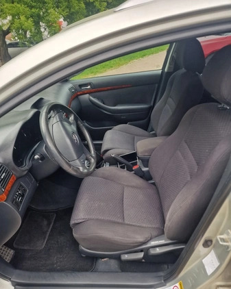 Toyota Avensis cena 10250 przebieg: 163875, rok produkcji 2003 z Poznań małe 92